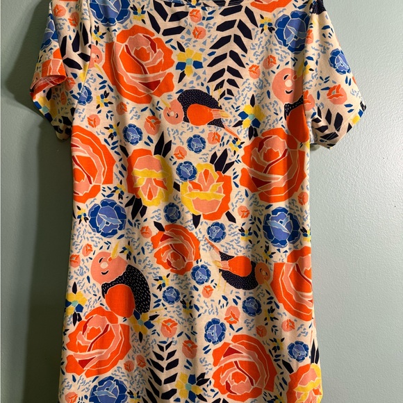 Soft and comfortable Lularoe, t-shirt , size small. - Picture 2 of 4
